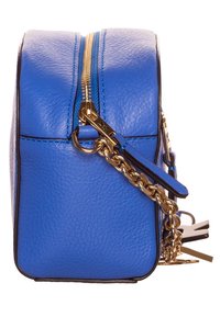 Borsa in pelle blu texturizzata con hardware dorato, chiusura a zip superiore e tracolla a catena. Forma squadrata con bordi e dettagli a contrasto.