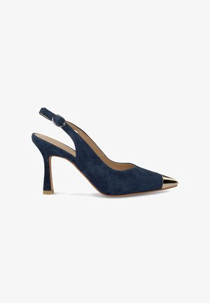 Scarpa slingback in suede blu navy con punta affilata, dotata di un tacco alto sottile e di una punta metallica dorata. Include una cinghia regolabile alla caviglia.