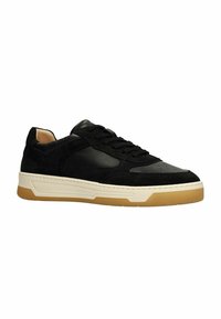 Zwarte sneaker met een combinatie van suede en leer. Kenmerkt zich door een gestructureerde neuskap, platte veters en een gumrubberen zool.