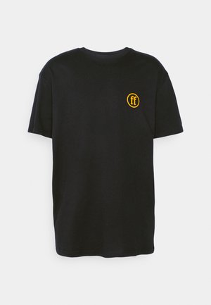 Czarny bawełniany t-shirt z krótkim rękawem, okrągłym dekoltem oraz żółtym okrągłym logo z literami "ff" na lewej części klatki piersiowej.
