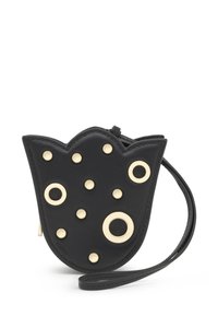 Czarny skórzany pokrowiec w kształcie tulipana, z ozdobami ze złotego metalu, okrągłymi ćwiekami oraz paskiem na nadgarstek. Gładka faktura z falistymi krawędziami.