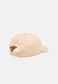 Beige baseballpet met gebogen klep, zes-panelen ontwerp, ventilatiegaatjes en verstelbare band met gouden gesp aan de achterkant.