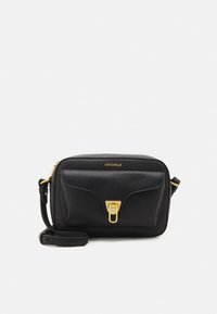 Crna kožna torba preko tijela s teksturiranom površinom, zlatnim hardverom i prednjim džepom s preklopom. Uključuje podesivi remen.