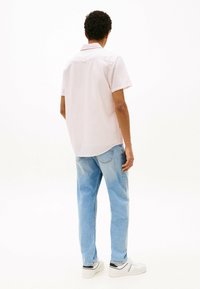 Tommy Jeans REGULAR FIT - Shirt - precious pink   ecru