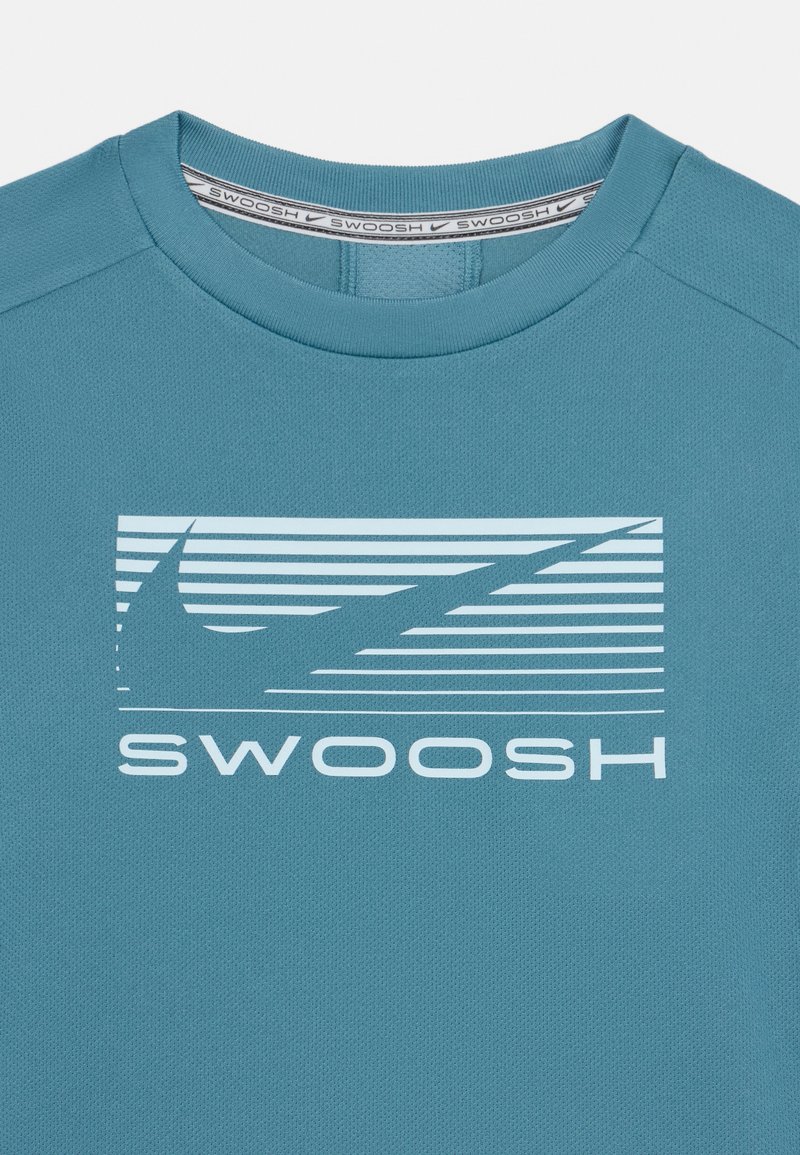 Felpa sportiva turchese con collo rotondo, che presenta un logo "SWOOSH" bianco a strisce orizzontali sul petto. Tessuto testurizzato.