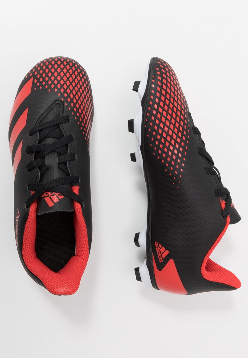 Svarta och röda fotbollsskor med texturerad ovandel, pixelerad design, kontrasterande snören och vita dobbar under sulan.