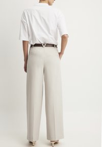 NA-KD FRONT POCKET DETAIL - Broek - light beige