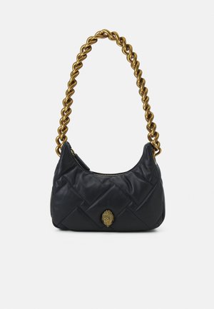 Sac à main en cuir noir matelassé avec une bandoulière en chaîne dorée et un accent de quincaillerie dorée sur le devant. Fermeture éclair en haut.