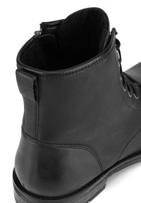 Melnas ādas potītēm domātas kurpes ar gludu virsmu, noapaļotu purngaliņu, šņorējamu priekšpusi un sānu rāvējslēdzēju, kas nodrošina ērtu uzvilkšanu.