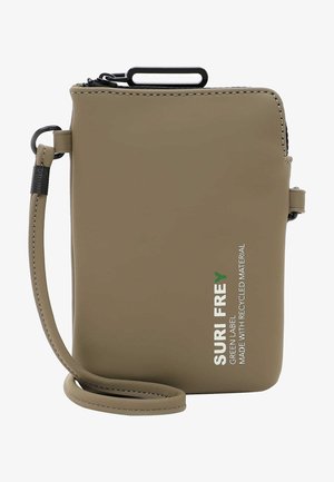 Beige schoudertas gemaakt van gerecycled materiaal, met een ritsluiting, een verstelbare band en branding in groene en witte tekst.