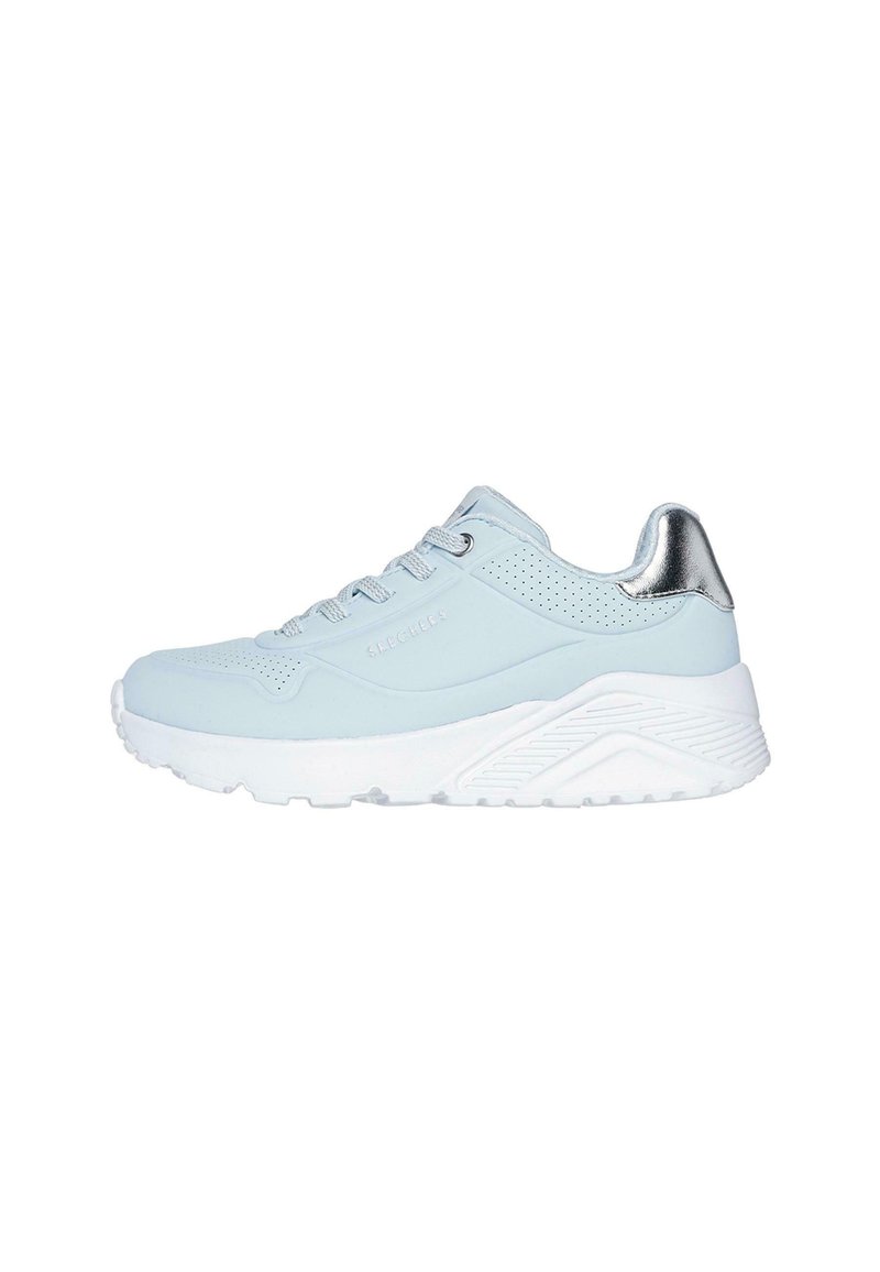 Zapatilla de color azul claro con parte superior lisa, acentos plateados y suela texturizada blanca. Presenta perforaciones y cordones planos para un ajuste seguro.