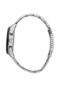 Zilveren roestvrijstalen horloge met een ronde zwarte wijzerplaat, drukknop kroon en schakelband ontwerp. Zichtbare verstelgaten op de band.