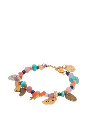 Pulsera con cuentas de colores y múltiples colgantes en tono dorado y plateado, incluyendo corazones, estrellas y una placa ovalada con texto grabado.
