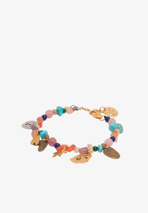 Bracelet avec des perles colorées et plusieurs breloques dorées et argentées, comprenant des cœurs, des étoiles et une étiquette ovale avec un texte gravé.