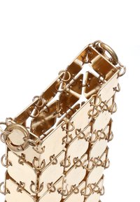 Goldfarbige metallische Handtasche mit geometrischem Muster, das aus verbundenen Ringen und Paneelen besteht und ein offenes Design schafft. Robustes Material, glatte Textur.
