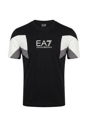 T-shirt noir à manches courtes avec des panneaux blancs et gris sur les épaules et le logo "EA7 Emporio Armani" centré sur la poitrine.