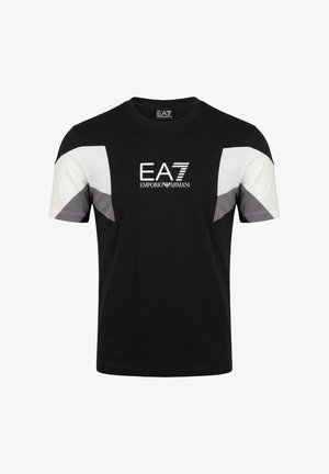 Sort kortærmet t-shirt med hvide og grå paneler på skuldrene og "EA7 Emporio Armani"-logo centreret på brystet.