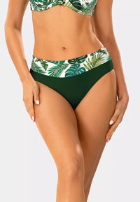 Zielony bikini w wysokim stanie z tropikalnym wzorem liści na pasku, gładka tekstura i zaokrąglone otwory na nogawki dla komfortowego dopasowania.