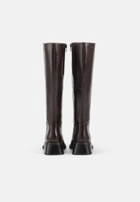 Stivali in pelle marrone scuro al ginocchio con una texture liscia, tacco spesso nero e cerniere laterali per una facile vestibilità. Design minimalista.