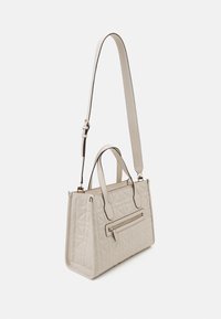 Beige gesteppte Handtasche mit zwei oberen Griffen und einem abnehmbaren Schultergurt. Verfügt über eine vordere Reißverschlusstasche und glatte, strukturierte Akzente.