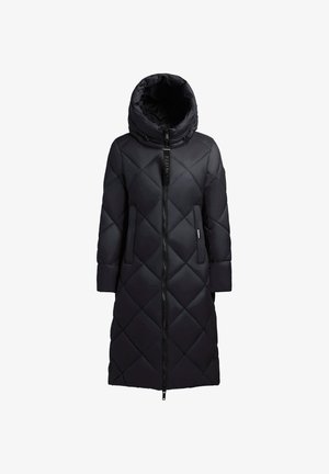 Černý prošívaný dlouhý kabát s vysokým límcem, předním zapínáním na zip a bočními kapsami. Má prošívání ve tvaru diamantu a hladký povrch.