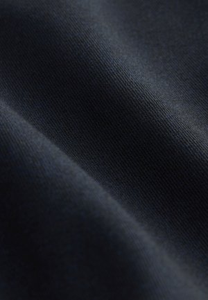 Tumša, teksturēta auduma ar smalku, ciešu pinumu. Smalka spīduma, gluda virsma un viegli spoguļojoša īpašība dažādās tumši zilā toņos.