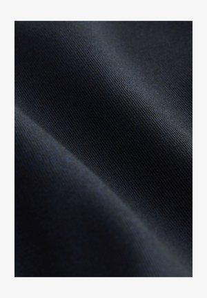 Tessuto scuro e strutturato con trama fine e fitta. Finitura sottile, superficie liscia e qualità leggermente riflettente in varie sfumature di blu navy.