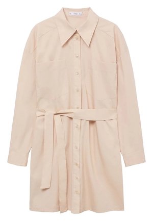 Béžové košilové šaty s dlouhým rukávem, předními knoflíky, dvěma náprsními kapsami, špičatým límcem a páskem z téže látky uvázaným v pase.