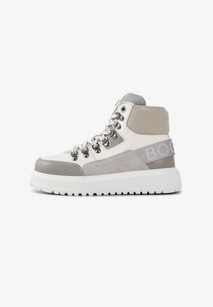 High-Top-Sneaker aus einer Kombination von weißem Leder und grauem Wildleder. Gummisohle mit strukturiertem Profil, silberne Ösen und Logoakzent.