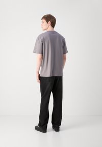 HUGO DAPOLINO - Basic póló - grey