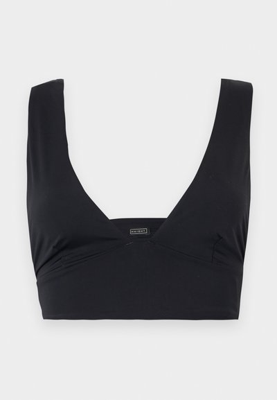 Top court noir sans manches avec larges bretelles et encolure en V profonde, présentant une petite étiquette de marque rectangulaire au centre devant.