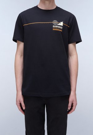 T-shirt noir à manches courtes avec une ligne orange et un logo blanc représentant un globe, une montagne et du texte sur la poitrine, porté par une personne.