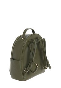 Zaino in finta pelle verde oliva con forma arrotondata, manico superiore, spallacci regolabili, hardware color oro e tasca laterale.