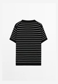 Sort kortærmet t-shirt med vandrette hvide striber. Blødt stof med rund halsudskæring og lige kant.