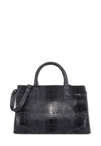 Sac fourre-tout embossé en python noir avec des poignées supérieures doubles et une bandoulière amovible. Il présente une forme structurée et une texture lisse.
