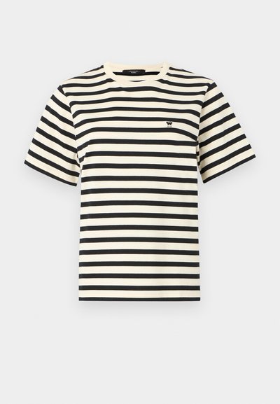Stripet T-skjorte med horisontale svarte og kremfargede striper, rund hals, korte ermer og en liten logo på brystet.