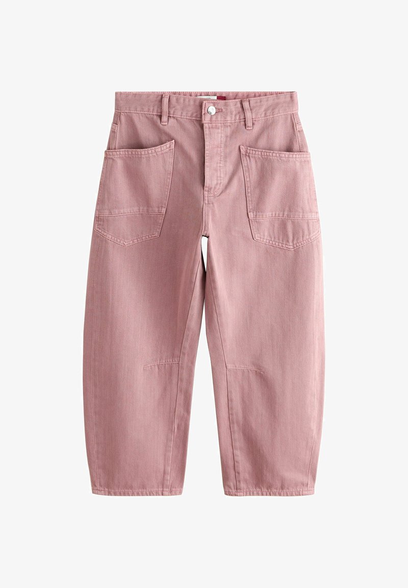 Pantalon large rose avec grandes poches plaquées à l'avant et passants de ceinture, doté d'une fermeture par bouton et zip.