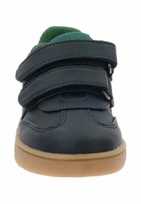 Sneaker blu scuro con tre strappi in velcro neri, dettagli in tessuto verde sul retro, suola in gomma, punta rotonda e dettagli di cucitura.