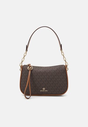 Brązowa torebka Michael Kors z monogramem, złotym łańcuszkiem i skórzanym paskiem, zamkiem błyskawicznym oraz paskiem na nadgarstek z złotym breloczkiem MK.
