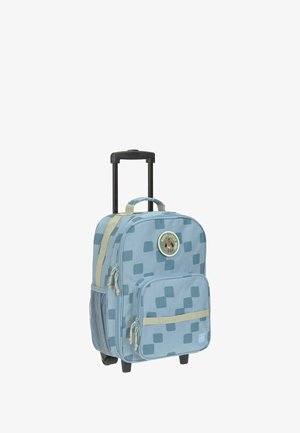 Sac à dos à roulettes en tissu bleu clair avec un motif en quadrillage, doté d'une poignée supérieure, d'une poignée rétractable noire, et d'un patch logo rond.