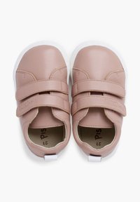 Roosa nahast kingad kahe Velcro rihmaga, valge kummitald, ümar kuju ja tikkimine. Suurus 21 nähtav sees.