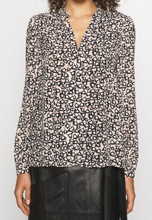 Langärmlige Bluse in Hellrosa mit einem schwarzem und weißen Leopardenmuster, ausgestattet mit einem V-Ausschnitt und Raffung an den Schultern.