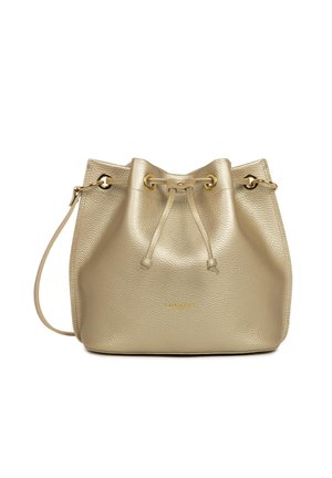 Sac seau en cuir beige texturé avec œillets dorés, fermeture à cordon et bandoulière réglable. Petit logo doré au centre avant.