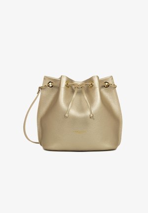 Sac seau en cuir beige texturé avec œillets dorés, fermeture à cordon et bandoulière réglable. Petit logo doré au centre avant.