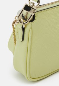 Guess NOELLE POUCH CROSSBODY - Keresztpántos táska - pale yellow
