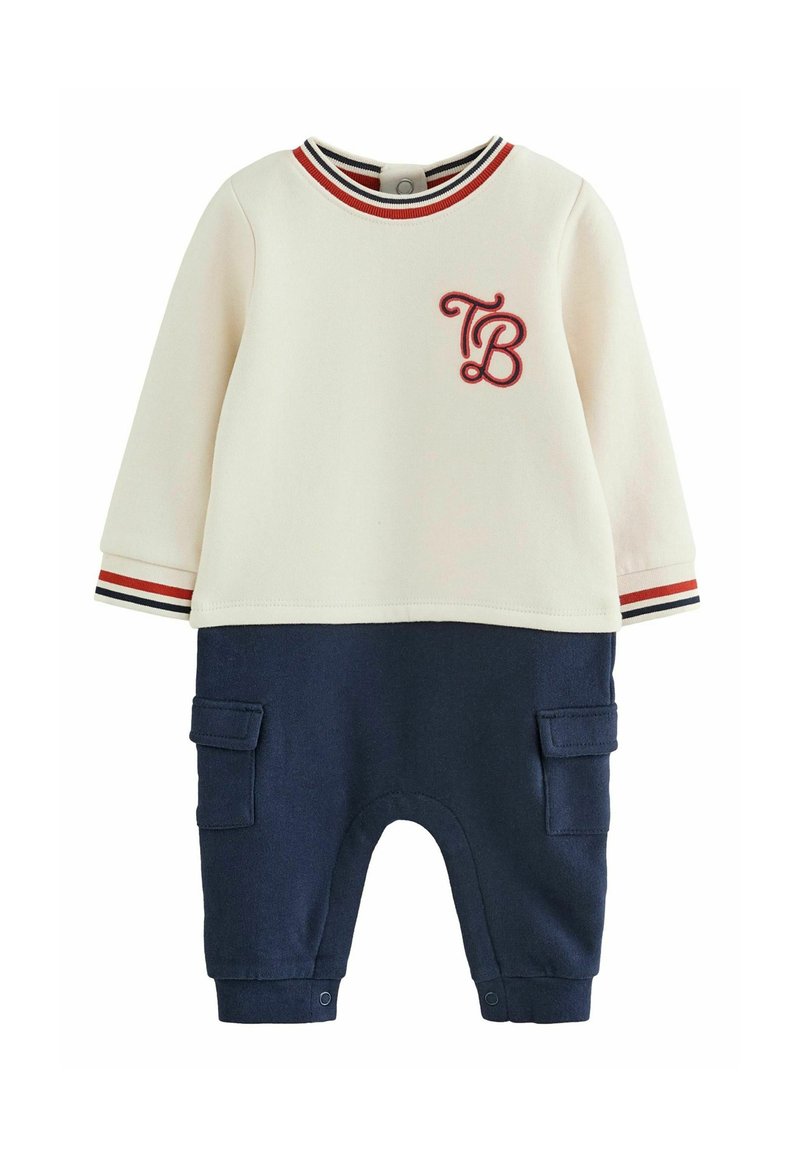 Katoenen outfit met een crèmekleurige top met rode en marineblauwe strepen en geborduurd "TB," gecombineerd met donkerblauwe cargobroeken.