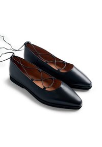 Ballerine in pelle nera con punta affusolata, dotate di dettagli in pizzo incrociato sulla tomaia e una fodera interna liscia.