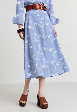 Blau-weiß gestreiftes mid-length Kleid mit Blumenmustern, kombiniert mit einem braunen Ledergürtel und Sandalen mit Blockabsatz.