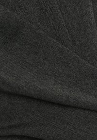 Tissu gris foncé avec une texture lisse, présentant un tissage fin et un léger éclat, plié dans un design en couches.