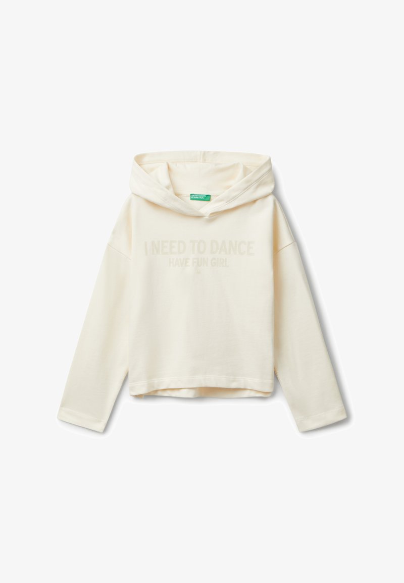 Sudadera con capucha de color crema y diseño corto, con el texto "NECESITO BAILAR DIVERTIRME CHICA" en un tono más claro. Tejido suave, mangas largas.